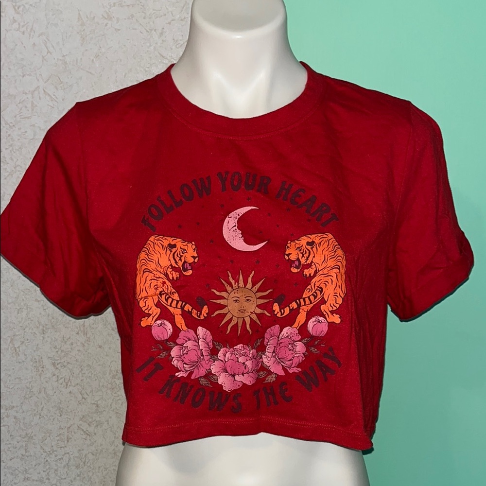 recycle threads red cropped graphic tee